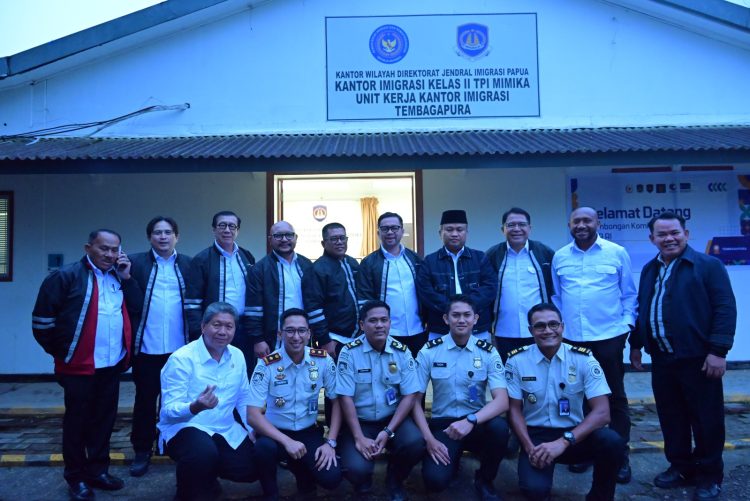 Marinus Gea bersama Komisi XIII DPR RI saat kunjungna di Mimika, Papua