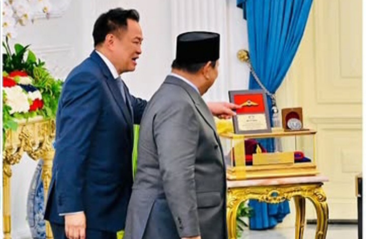 Presiden Prabowo Subianto dapat tanda kehormatan dari PM Thailand (Instagram @sekretariat.kabinet)