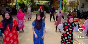 Ilustrasi ibu-ibu tengah mengikuti lomba 17 Agustus HUT ke 81 RI (Instagram @mangabay41)