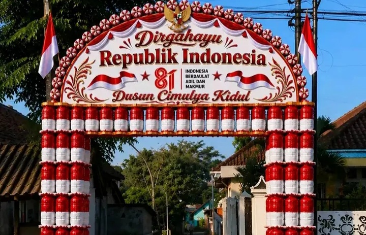 Ilustrasi pernak-pernik 17 Agustus. Gapura yang dibuat dengan memanfaatkan barang bekas galon (Instagram @re_nurs11)