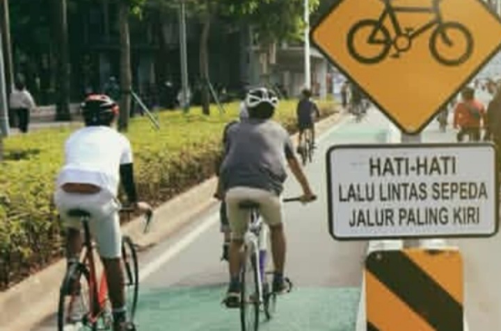 Ilustrasi jalur sepeda di jalan Ibu Kota Jakarta, warga minta dihapus (Instagram @jakartabanget.id)