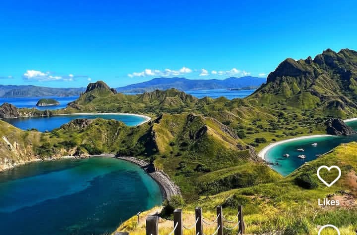 Indahnya Pulau Padar, saat ini tengah ditutup sementara dari aktivitas wisata dan pelayaran (Instagram @vas_ian_idn)