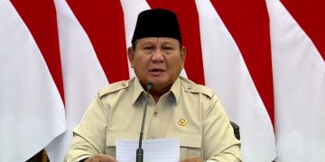 Presiden Prabowo saat meresmikan fasilitas jembatan dan sumber air bersih yang dibangun TNI-Polri (YouTube @sekretariat presiden)