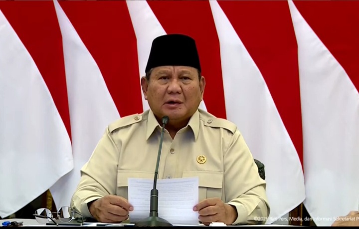 Presiden Prabowo saat meresmikan fasilitas jembatan dan sumber air bersih yang dibangun TNI-Polri (YouTube @sekretariat presiden)