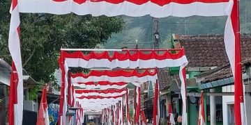 Bendera Merah Putih berkibar di setiap halaman rumah jelang 17 Agustus (Instagram @instasokaraja)