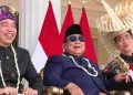 Momen Presiden Prabowo tertawa lebar saat duduk diapit Presiden ke 7 RI Joko Widodo atau Jokowi dan Wapres RI Gibran Rakabuming Raka rangkaian upacara HUT ke 81 RI pada 17 Agustus 2026 (Instagram @jogjastudent)