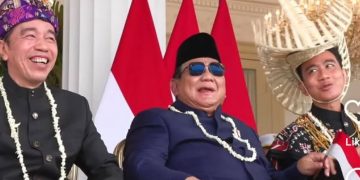 Momen Presiden Prabowo tertawa lebar saat duduk diapit Presiden ke 7 RI Joko Widodo atau Jokowi dan Wapres RI Gibran Rakabuming Raka rangkaian upacara HUT ke 81 RI pada 17 Agustus 2026 (Instagram @jogjastudent)