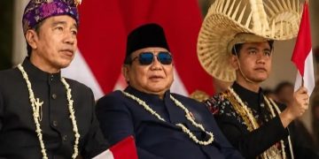 Pengamat Soroti Sikap Duduk Prabowo Diapit Jokowi dan Gibran di HUT ke 81 RI