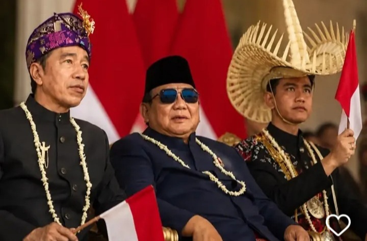 Presiden Prabowo kala duduk diapit Presiden ke 7 RI Joko Widodo atau Jokowi dan Wapres Gibran (Instagram @m.bahrunnajach)