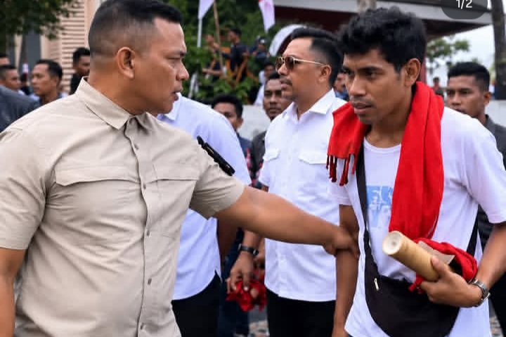 Aksi ajudan Gubernur Maluku yang terekam video dan viral melontarkan kata-kata rasis ke mahasiswa (Instagram @beta_maluku)