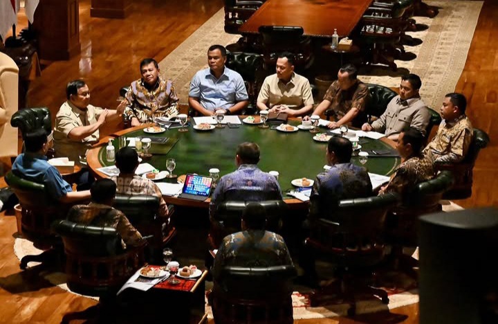 Presiden Prabowo gelar pertemuan bersama Panglima TNI hingga menteri-menteri Kabinet Merah Putih pada Minggu 23 Agustus 2026 di Hambalang, Sentul, Bogor, Jawa Barat (Instagram @sekretariat.kabinet)