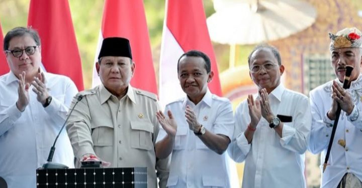 Menteri ESDM Bahlil Lahadalia saat launching dan groundbreaking PLTS 100 GWp. Bahlil ungkap pembangkit listrik RI masih pakai Solar (Instagram @bahlillahadalia)