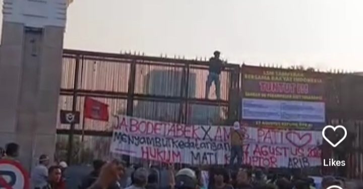 Ilustrasi aksi demo pada hari ini Kamis 27 Agustus 2026 di Gedung DPR RI (Instagram @yogaapriyan_342)