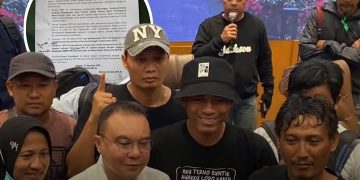 Wakil Ketua DPR RI Sufmi Dasco Ahmad berfoto bersama dengan AMPB usai menandatangani surat pernyataan komitmen pengesahan RUU Perampasan Aset (Instagram @basevox)