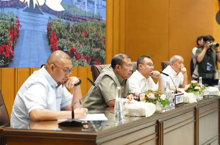 Momen Wakil Ketua DPR RI Sufmi Dasco Ahmad, Wakil Ketua DPR RI Cucun Ahmad Syamsurijal, Wakil Ketua DPR RI Saan Mustopa, dan Wakil Ketua Komisi VI DPR RI Andre Rosiade pimpin audiensi dengan AMPB yang dikoordinatori Supriyono alias Botok pada Kamis 27 Agustus 2026 di Kompleks Parlemen, Senayan, Jakarta (Instagram @andre_rosiade)