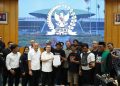Momen Wakil Ketua DPR RI Sufmi Dasco Ahmad foto bersama dengan AMPB usai tandatangan surat pernyataan mundur jika target pengesahan RUU Perampasan Aset melenceng (Instagram @andre_rosiade)