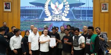 Momen Wakil Ketua DPR RI Sufmi Dasco Ahmad foto bersama dengan AMPB usai tandatangan surat pernyataan mundur jika target pengesahan RUU Perampasan Aset melenceng (Instagram @andre_rosiade)