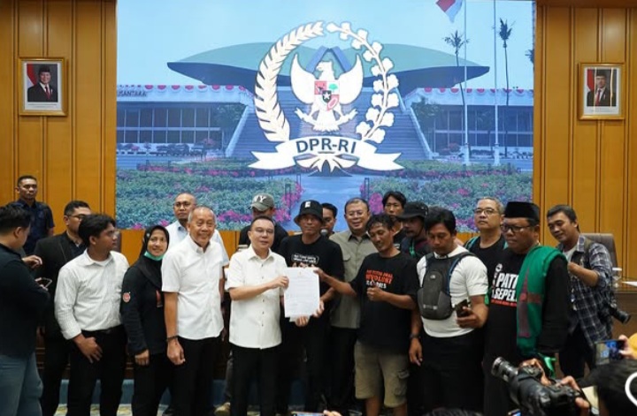 Momen Wakil Ketua DPR RI Sufmi Dasco Ahmad foto bersama dengan AMPB usai tandatangan surat pernyataan mundur jika target pengesahan RUU Perampasan Aset melenceng (Instagram @andre_rosiade)