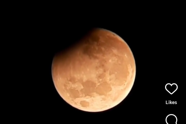 Ilustrasi gerhana bulan sebagian (Instagram @astropedia.indonesia)