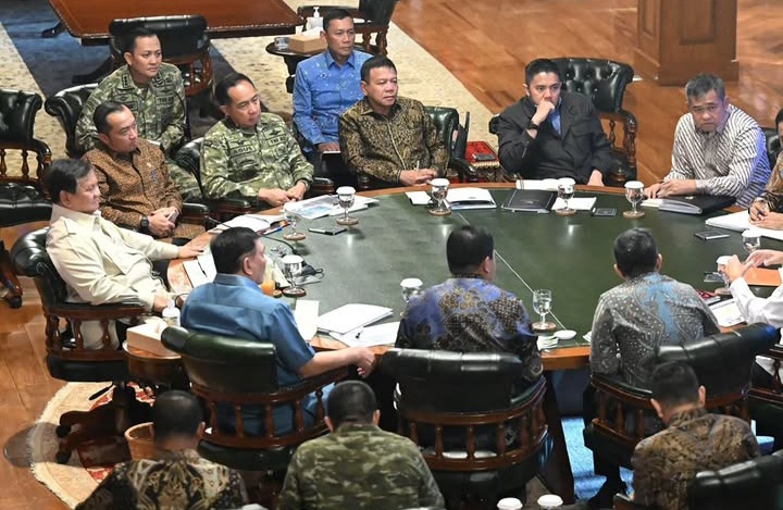 Momen Presiden Prabowo Subianto saat menggelar pertemuan Panglima TNI Agus Subiyanto serta sejumlah menteri kabinet, di Hambalang, Sentul, Bogor, Jawa Barat Sabtu 29 Agustus 2026 (Instagram @sekretariat.kabinet)