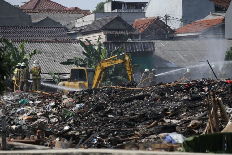 Momen kebakaran tumpukan sampah di Jalan Penggilingan Baru, Kelurahan Dukuh, Kecamatan Kramat Jati, Jakarta Timur (Dok Pemprov DKI)