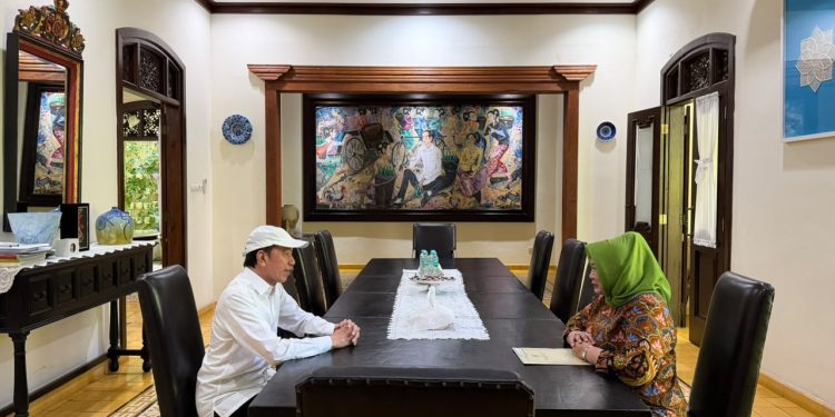 SIti Fauziah serahkan surat undangan Sidang Tahunan MPR RI ke Jokowi