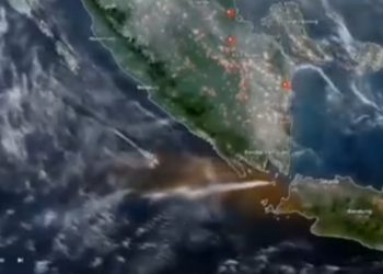 Abu vulkanik erupsi Gunung Anak Krakatau mulai jauhi RI (Instagram @lensapibliknews)