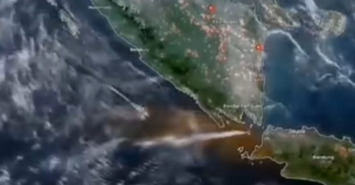 Abu vulkanik erupsi Gunung Anak Krakatau mulai jauhi RI (Instagram @lensapibliknews)