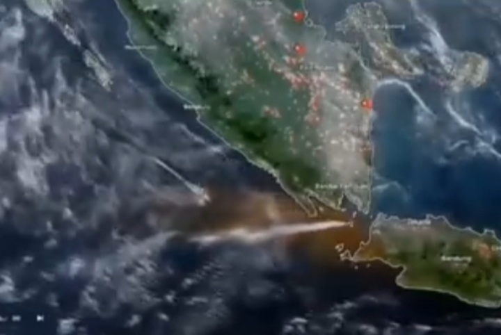 Abu vulkanik erupsi Gunung Anak Krakatau mulai jauhi RI (Instagram @lensapibliknews)