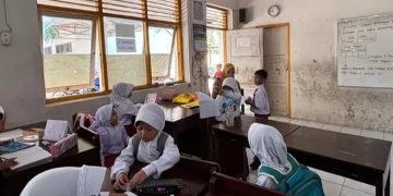 Anak-anak sekolah di Jakarta bisa KBM seperti biasa usai PJJ dua hari karena sebaran abu vulkanik erupsi Gunung Anak Krakatau (Instagram @info.jakartabarat)