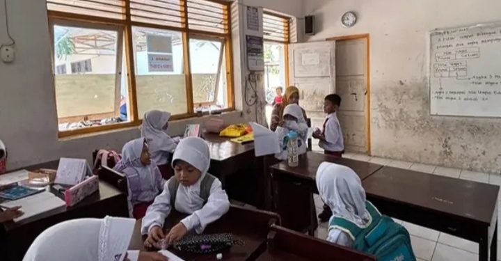 Anak-anak sekolah di Jakarta bisa KBM seperti biasa usai PJJ dua hari karena sebaran abu vulkanik erupsi Gunung Anak Krakatau (Instagram @info.jakartabarat)