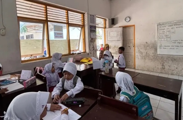 Anak-anak sekolah di Jakarta bisa KBM seperti biasa usai PJJ dua hari karena sebaran abu vulkanik erupsi Gunung Anak Krakatau (Instagram @info.jakartabarat)