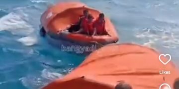 Evakuasi penumpang Kapal Virgo Transport 8 yang alami kecelakaan pada Minggu 13 September 2026 (Instagram @bangyadi_2689)