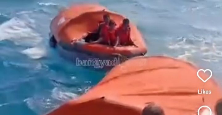 Evakuasi penumpang Kapal Virgo Transport 8 yang alami kecelakaan pada Minggu 13 September 2026 (Instagram @bangyadi_2689)