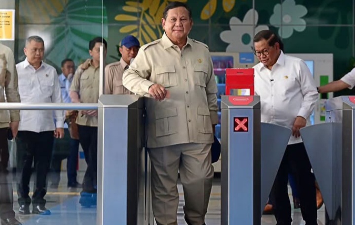 Presiden Prabowo Subianto saat akan jajal LRT Kelapa Gading-Manggarai, Rabu 16 September 2026 dengan didampingi Gubernur DKI Jakarta Pramono Anung (Instagram @sekretariat.kabinet)