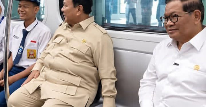 Gubernur DKI Jakarta Pramono Anung saat jajal LRT Kelapa Gading-Manggarai bersama Presiden Prabowo Subianto (Instagram @seentodaymedia)