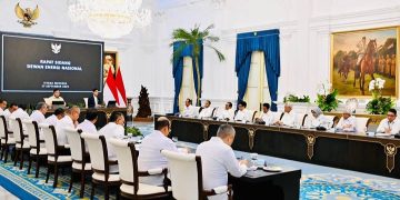 Menteri ESDM Bahlil Lahadalia bersama sejumlah menteri mengikuti rapat paripurna Dewan Energi Nasional (DEN) yang dipimpin Presiden Prabowo Subianto di Istana, Jakarta Kamis 17 September 2026 (Instagram @sekretariat.kabinet)