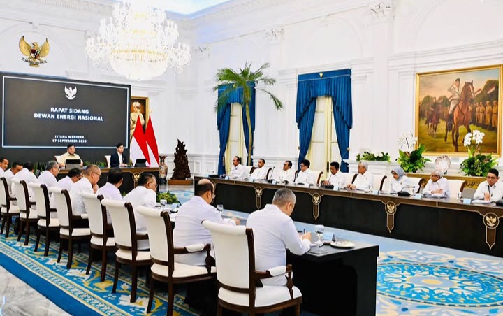 Menteri ESDM Bahlil Lahadalia bersama sejumlah menteri mengikuti rapat paripurna Dewan Energi Nasional (DEN) yang dipimpin Presiden Prabowo Subianto di Istana, Jakarta Kamis 17 September 2026 (Instagram @sekretariat.kabinet)