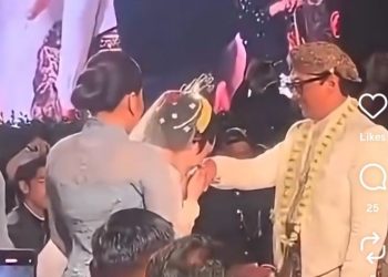 Momen Amanda Rigby mencium tangan Andre Taulany usai ijab kabul Minggu 20 September 2026 (Instagram @rumah.mejikuhibiniu)