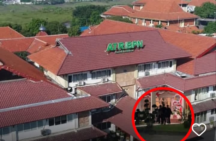 11 Jam KPK Geledah Kanwil ATR/BPN Jawa Timur Akhirnya Tuntas, Penyidik KPK Terpantau Bawa Koper Besar