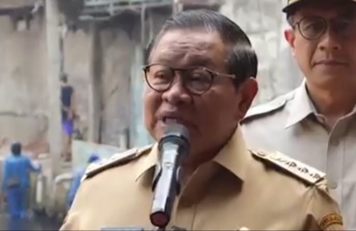 Gubernur DKI Jakarta Pramono Anung saat meninjau penataan Anak Kali Krukut (Instagram @pramonoanungw)