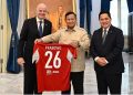 Momen Presiden Prabowo Subianto menerima jersey Timnas Indonesia dari Presiden FIFA Gianni Infantino di Istana, Jakarta (Instagram @prabowo)