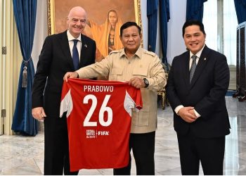 Momen Presiden Prabowo Subianto menerima jersey Timnas Indonesia dari Presiden FIFA Gianni Infantino di Istana, Jakarta (Instagram @prabowo)