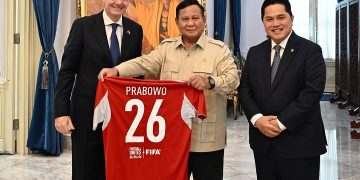 Momen Presiden Prabowo Subianto menerima jersey Timnas Indonesia dari Presiden FIFA Gianni Infantino di Istana, Jakarta (Instagram @prabowo)