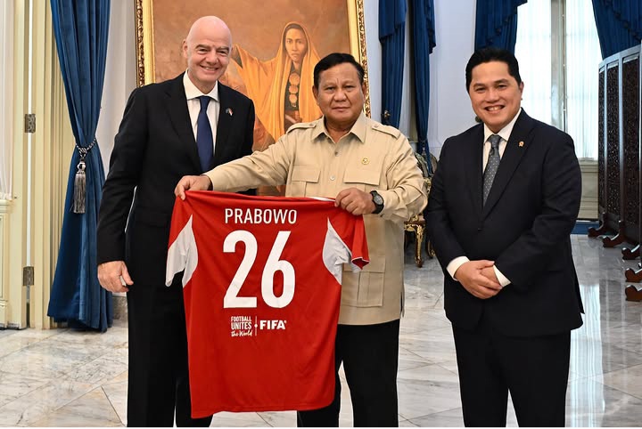 Momen Presiden Prabowo Subianto menerima jersey Timnas Indonesia dari Presiden FIFA Gianni Infantino di Istana, Jakarta (Instagram @prabowo)