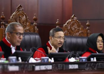 Ketua MK Suhartoyo saat membacakan hasil putusan terkait keabsahan ijazah Wapres Gibran Rakabuming Raka (Instagram @mahkamahkonstitusi)