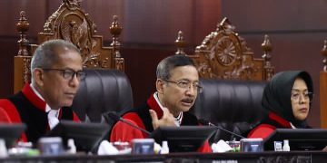 Ketua MK Suhartoyo saat membacakan hasil putusan terkait keabsahan ijazah Wapres Gibran Rakabuming Raka (Instagram @mahkamahkonstitusi)