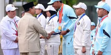 Presiden Prabowo Subianto saat serahkan bonus ke atlet Asia Games 2026 (Instagram @sekretariat.kabinet)
