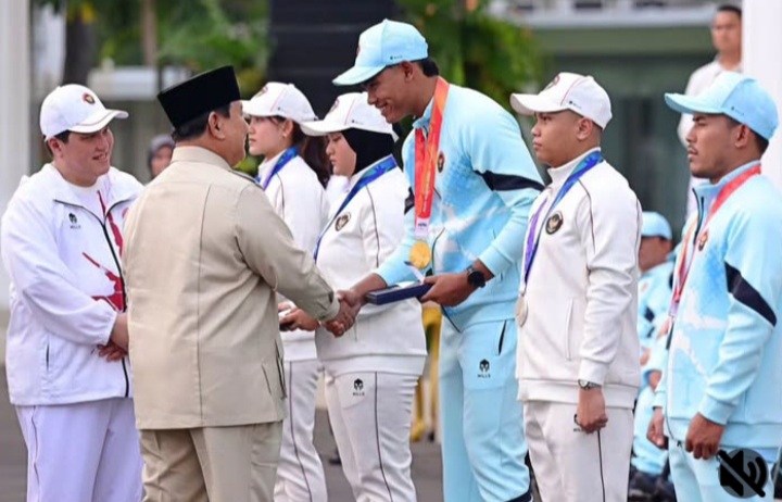 Presiden Prabowo Subianto saat serahkan bonus ke atlet Asia Games 2026 (Instagram @sekretariat.kabinet)