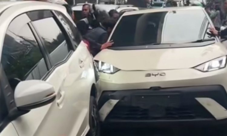 Kecelakaan Beruntun Mobil BYD